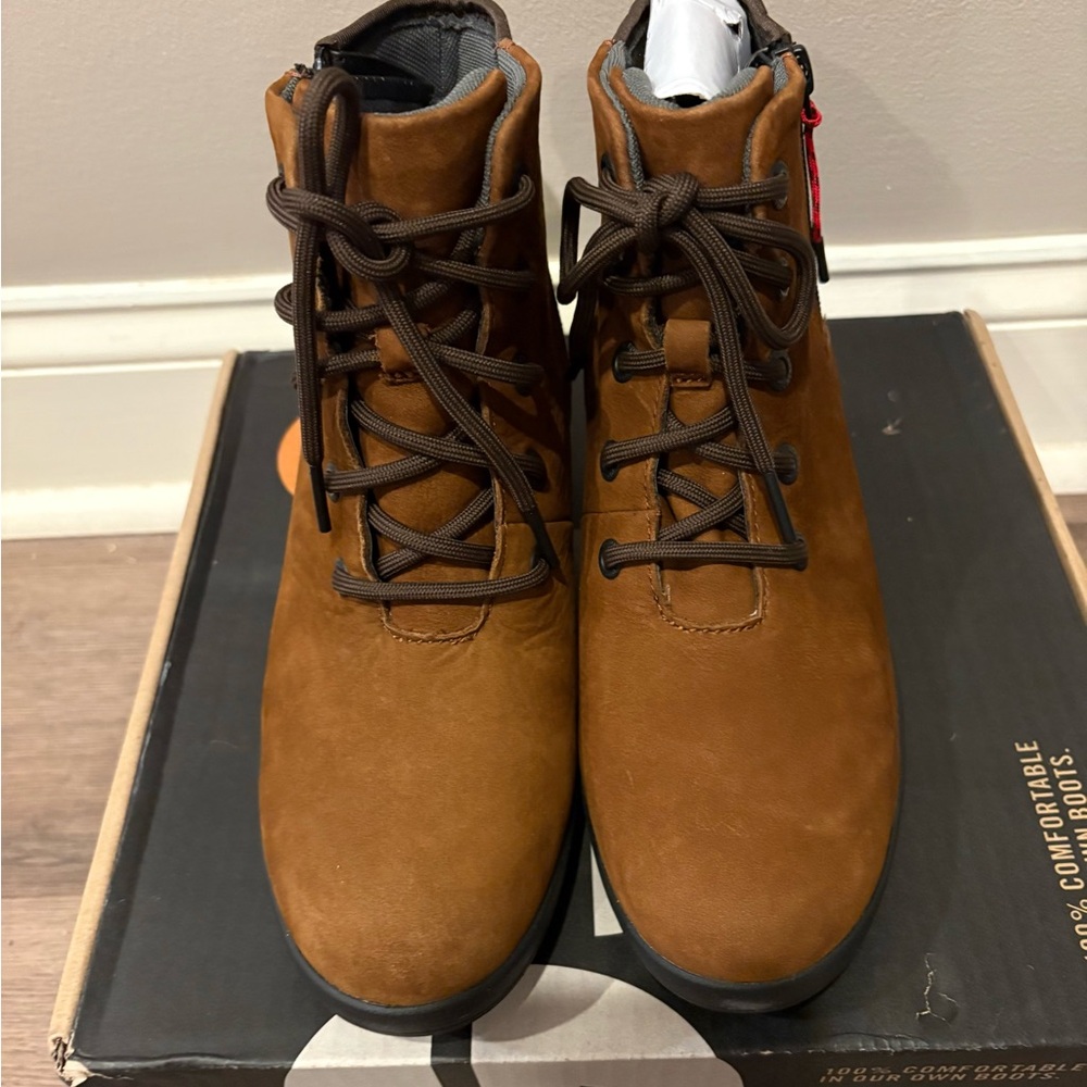 BOGS Women’s waterproof boots! NWT - Picture 4 of 5